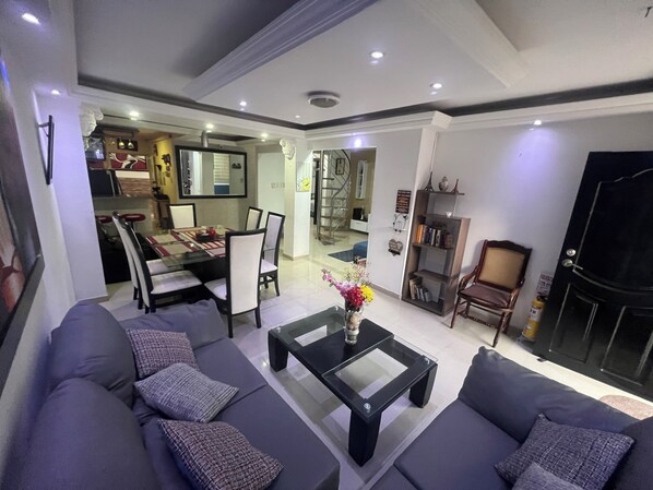 Chalet | Living area | Flat-screen TV - Casa Villa Carolina 5 min Puerta de Oro (Barranquilla)