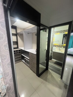 A modern bathroom with a glass shower enclosure, a vanity with a sink, and a mirror. - Casa Villa Carolina 5 min Puerta de Oro (Barranquilla)