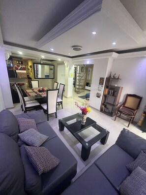 Chalet | Living area | Flat-screen TV - Casa Villa Carolina 5 min Puerta de Oro (Barranquilla)