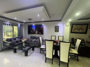 Chalet | Living area | Flat-screen TV - Casa Villa Carolina 5 min Puerta de Oro (Barranquilla)