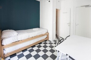 1 chambre, bureau, fer et planche à repasser, Wi-Fi