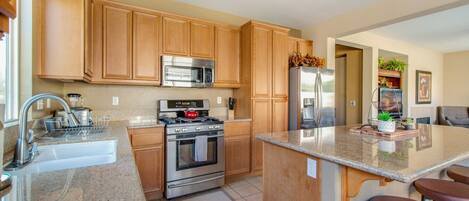 Køleskab, mikrobølgeovn, ovn, kogeplade