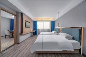 A modern hotel room with a large bed, a desk, and a TV. - Guangzhou Baisi Elegant Hotel (Huadu Shiling) (Guangzhou)