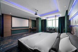 A hotel room with a large bed, a flat-screen TV, a desk, and a seating area with curtains. - Guangzhou Baisi Elegant Hotel (Huadu Shiling) (Guangzhou)