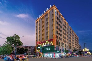 Ett hotell med flera våningar, med skyltar som visar logotypen för ”OPPO” och texten ”Love Home”.