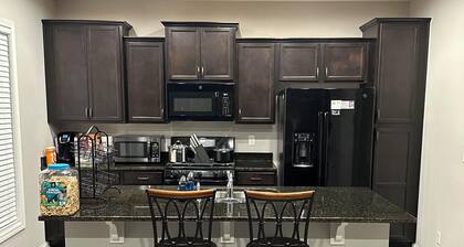 Comfortable house where guests feel welcome.
10 minutes from Evansville Airport