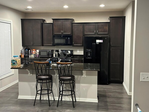 Réfrigérateur, micro-ondes, four, plaque de cuisson