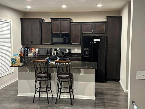 Comfortable house where guests feel welcome.
10 minutes from Evansville Airport