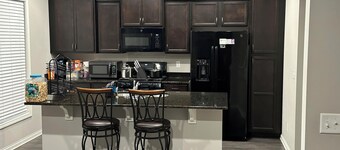 Comfortable house where guests feel welcome.
10 minutes from Evansville Airport