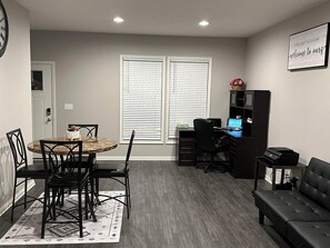 Business centre - Comfortable house where guests feel welcome.
10 minutes from Evansville Airport (Evansville)