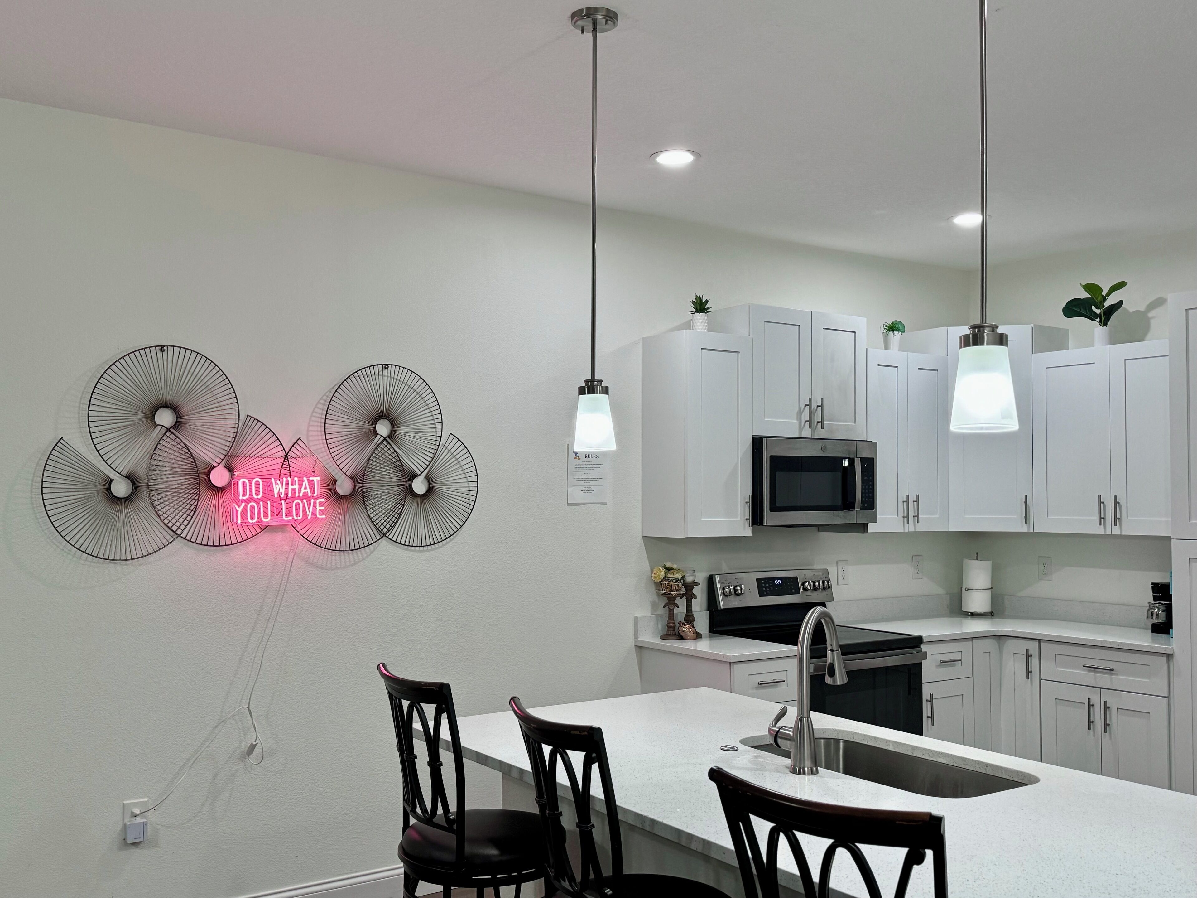 Een koelkast, een microgolfoven, een oven, een vaatwasser