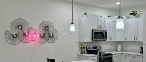 Een koelkast, een microgolfoven, een oven, een vaatwasser