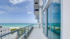Ein Balkon mit Blick auf Strand und Meer.
