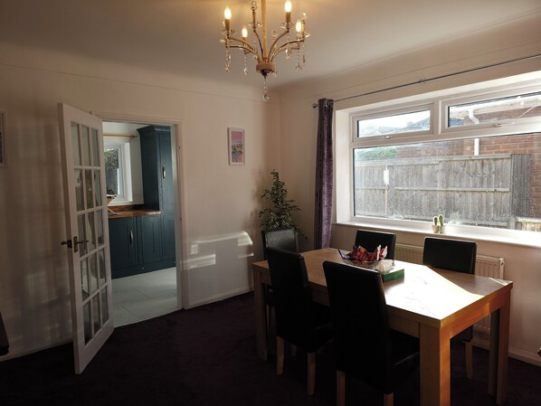 Dining - Beautiful bungalow in charming Chester - with WiFi, kitchen, work station, drive (Chester)