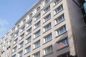 A multi-story building with a uniform facade, numerous windows, and a flat roof. - Yongcheng Hotel (Suifenhe)