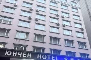 Un edificio de hotel con múltiples ventanas y un letrero que dice 'HOTEL'.