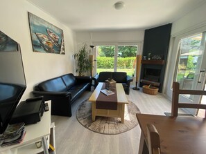 Flat-screen TV, fireplace, DVD player - Heavenly vacation home near the sea (Bruinisse)