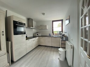 Fridge, microwave, oven, stovetop - Heavenly vacation home near the sea (Bruinisse)