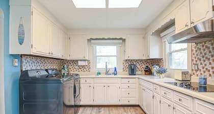 Farm Fun Beach Sun Kittery Maine Retreat Pet Friendly!! GREAT yard!