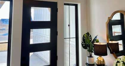 New Luxury Escape, Mountain Views, Pool & River Access!