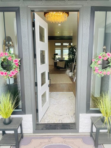 New Luxury Escape, Mountain Views, Pool & River Access! 