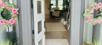 New Luxury Escape, Mountain Views, Pool & River Access! 