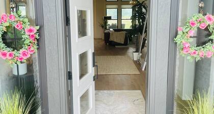 New Luxury Escape, Mountain Views, Pool & River Access!