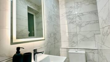 Ducha, secador de pelo, toallas y jabón