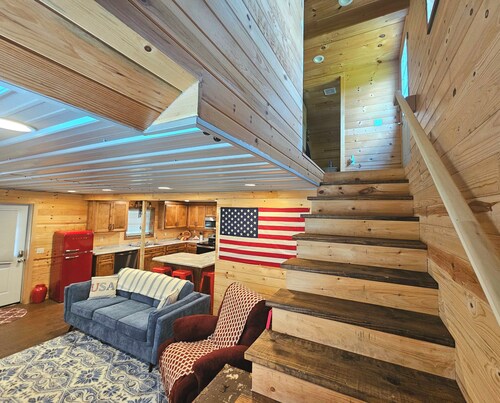 LIBERTY LODGE -- Beautiful 2-bed 2-bath Cabin in Bryant w/ Fast WiFi & AC