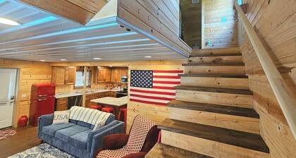 LIBERTY LODGE -- Beautiful 2-bed 2-bath Cabin in Bryant w/ Fast WiFi & AC