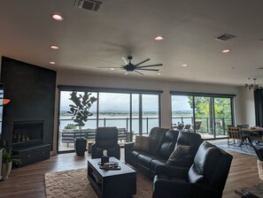 TV connectée, cheminée, livres, chaîne hi-fi