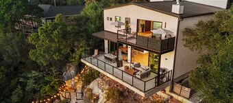 Cliffside Luxury Lake House w/Cool View.  Pet-Friendly Gated Yard. Fun to Kayak.