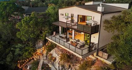 Cliffside Luxury Lake House w/Cool View. Pet-Friendly Gated Yard. Fun to Kayak.