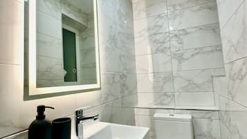 Secadora de cabello, toallas, jabón, papel de baño