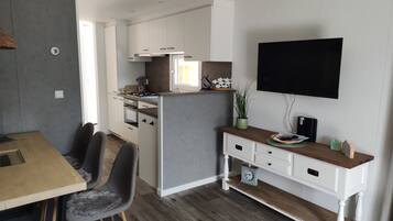 Jääkaappi, mikroaaltouuni, uuni, liesi