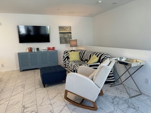 Smart TV, books - Lovely 2B2B Townhouse in SuperB Location in Henderson (Henderson)