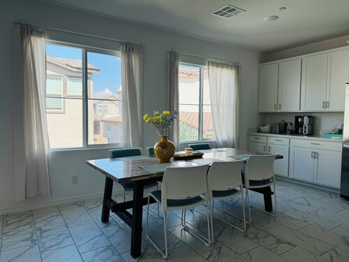 Lovely 2B2B Townhouse in SuperB Location in Henderson