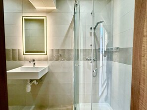 Secador de cabelo, toalhas de banho, sabonete, papel higiênico