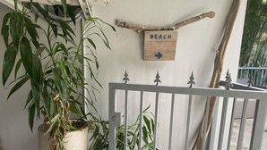 Una puerta con un letrero de madera que dice "BEACH".
