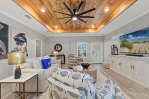 Living area - Charming 3/2 Beach House w/ Pool & Golf Cart Included - 1 Min Walk to Beach (Panama City Beach)