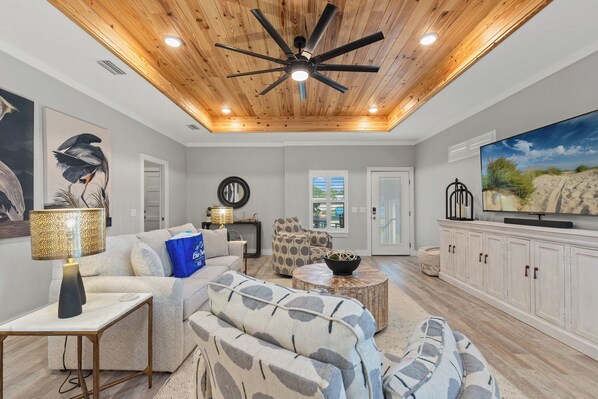 ハウス ベッド (複数台) プールアクセス ガーデンビュー (209 Rose Lane) | リビング エリア | 50 インチの薄型テレビ (デジタル放送視聴可)