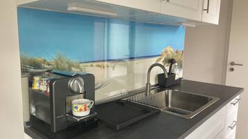 Micro-ondes, plaque de cuisson, cafetiĂšre/bouilloire