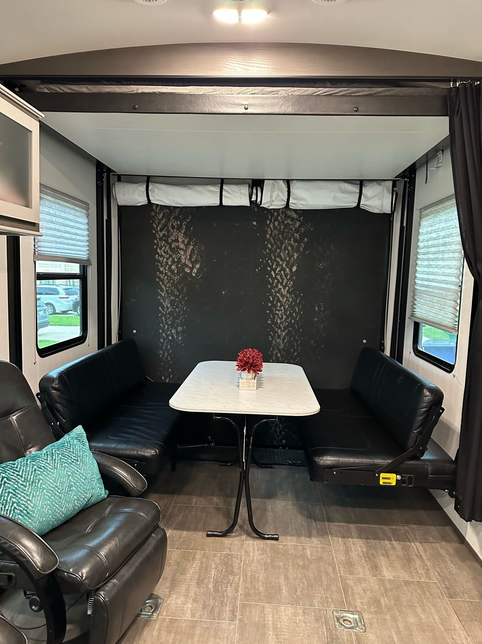 Cozy 2-bedroom RV with WIFI, AC, Club House & Pool in NASA & Oil nd Gas Industry