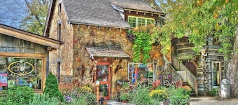 Nostalgic log cabin with antique furnishings. Pet-friendly!