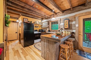 Fridge, microwave, oven, stovetop - Nostalgic log cabin antique furnishings nestled in wooded serenity Pet Friendly! (Brown County)