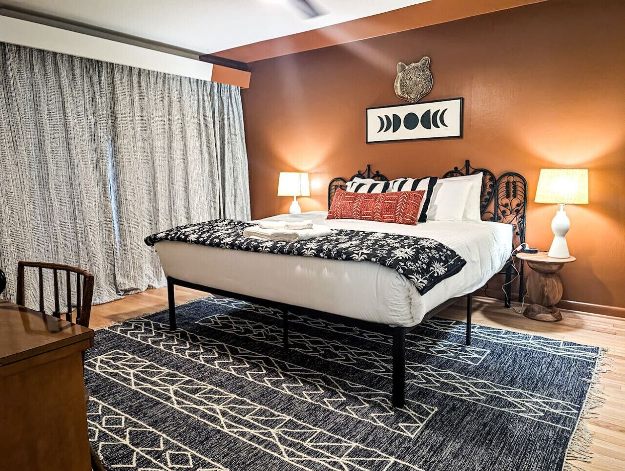 2 habitaciones, escritorio y tabla de planchar con plancha 