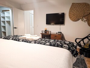 2 quartos, escrivaninha, ferros/tábuas de passar roupa, berço de viagem