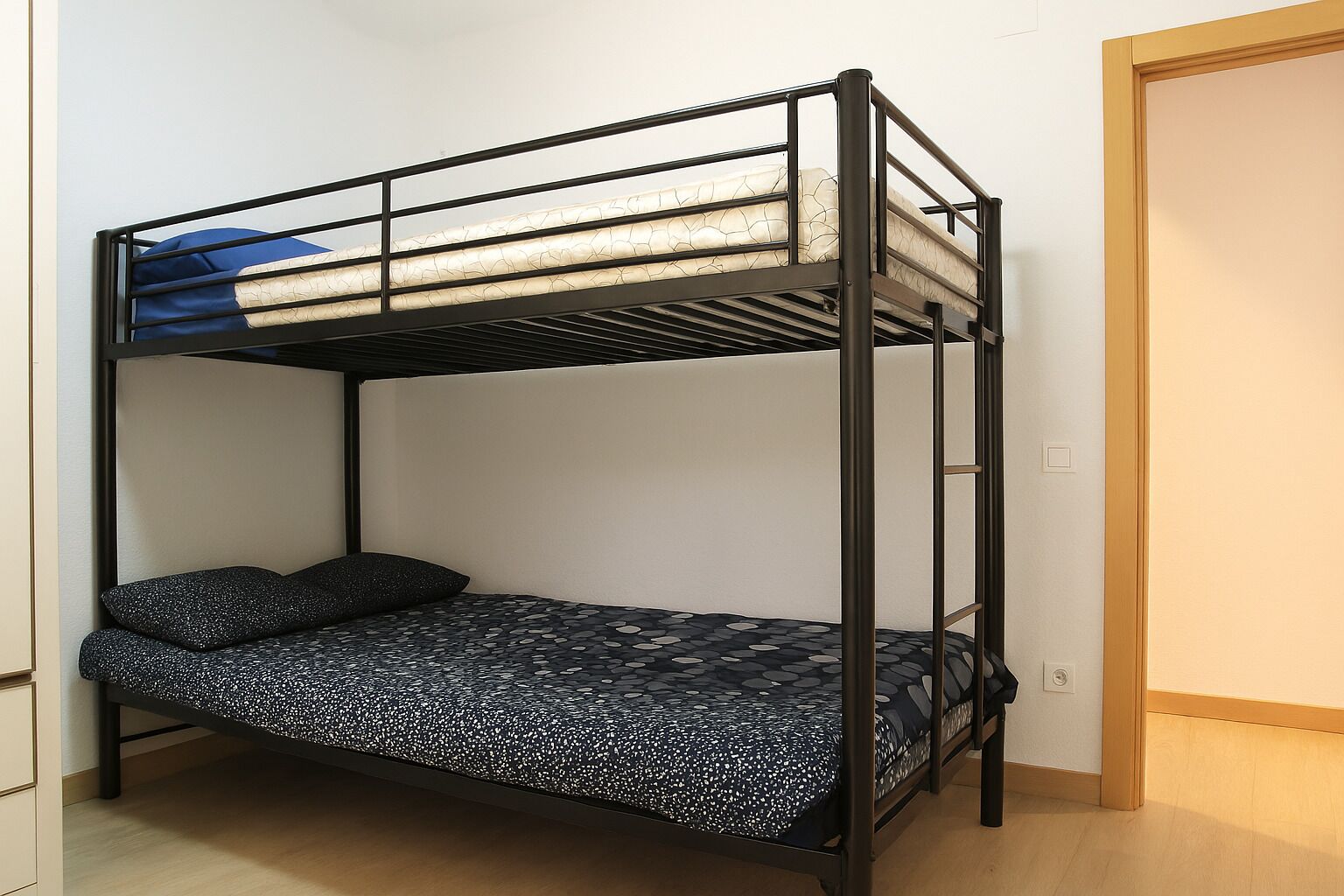 2 slaapkamers, een bureau, een strijkplank/strijkijzer, wifi