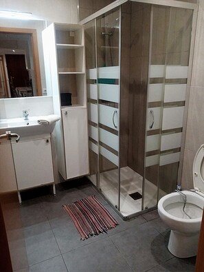 Regadera, bidet, toallas, jabón 