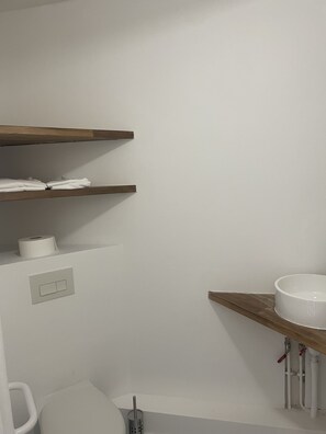 Haartrockner, Handtücher, Toilettenpapier